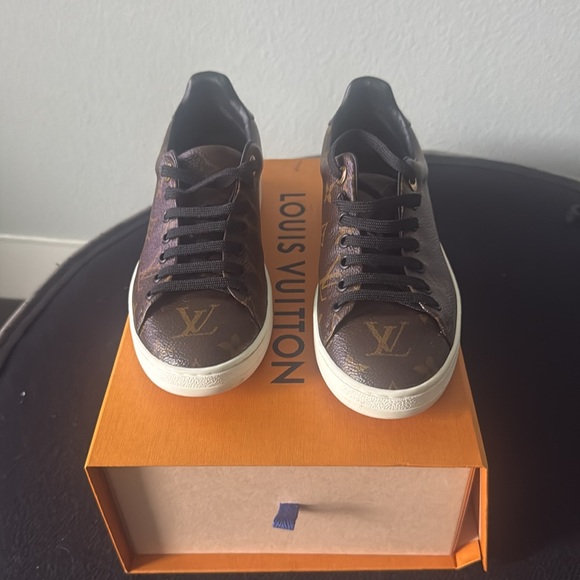 Front row sneakers. Wore them twice. - Picture 4 of 6